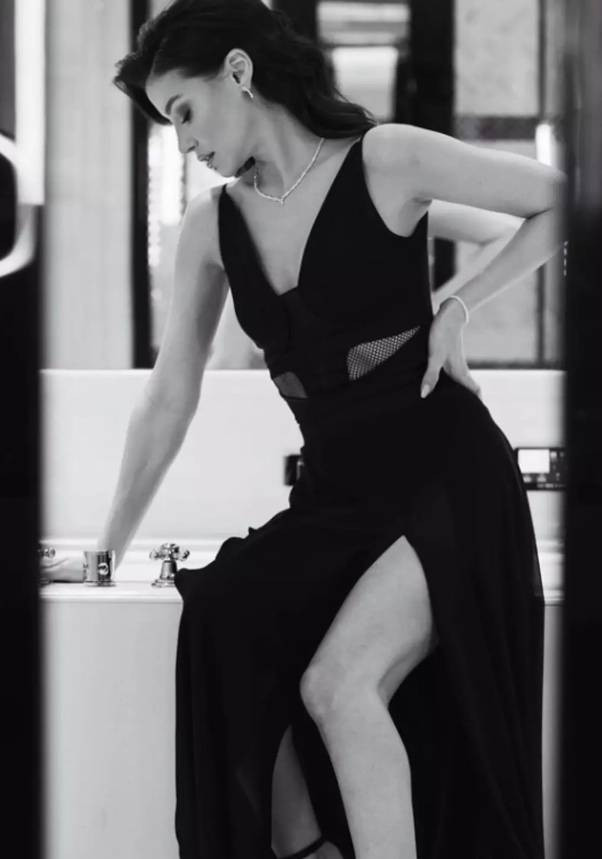 Banyo'da poz verdi. Yorum yağdı - Resim: 4